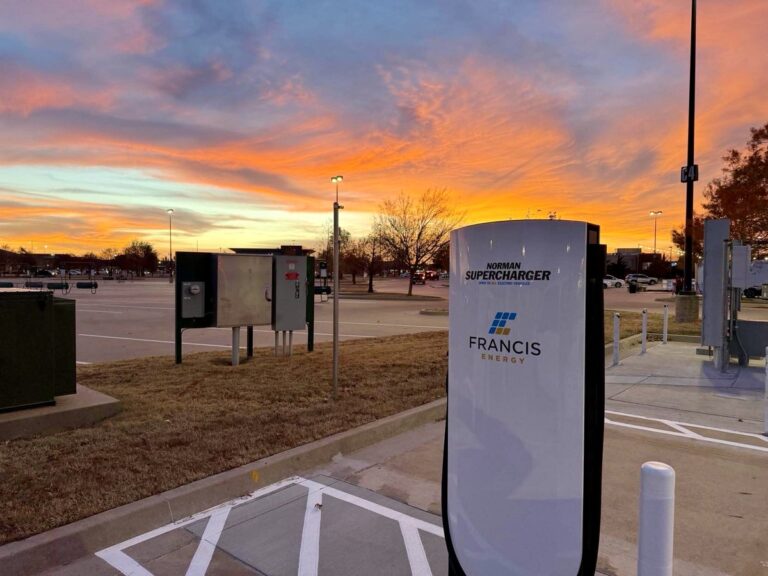 Rechargez votre Tesla pendant vos courses : Le Crest Fresh Market de Norman s&rsquo;équipe