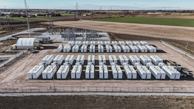 L&rsquo;Empire de l’Ombre : Comment Tesla Energy a Conquis le Réseau Mondial en 2025