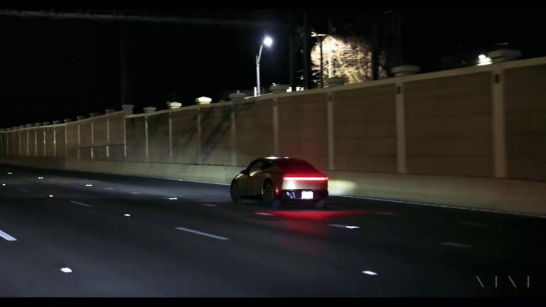 Première vidéo du Tesla Cybercab dans la nuit : Le futur s&rsquo;illumine