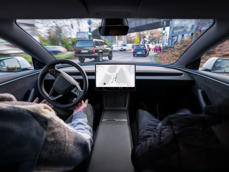 Conduite autonome : Le grand coup d&rsquo;accélérateur de Tesla en Europe (et ce que les régulateurs ne vous disent pas)