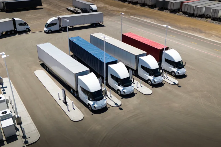 Camions Tesla Semi en recharge sur une station Megacharger