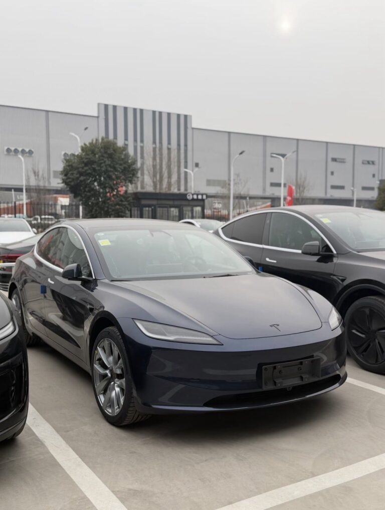 Exclusif : Les premières photos en lumière naturelle de la Tesla Model 3 « Marine Blue » fuitent enfin !