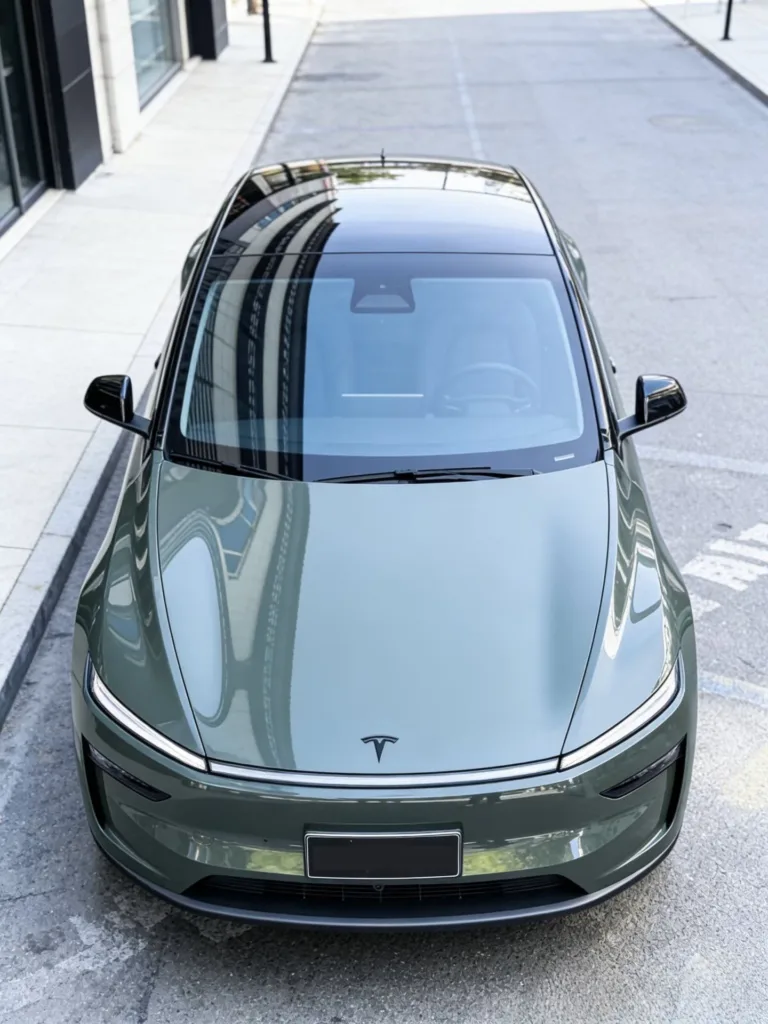 Tesla Model Y Agave Green vue de dessus, sur un parking