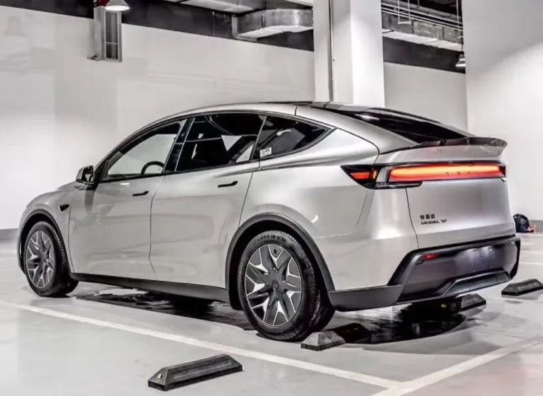Tesla Model Y L grise sur un plateau photo