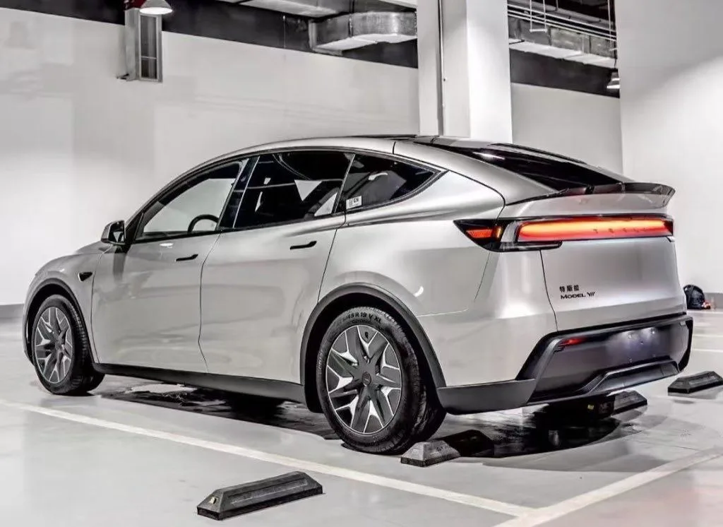 Tesla Model Y L grise sur un plateau photo