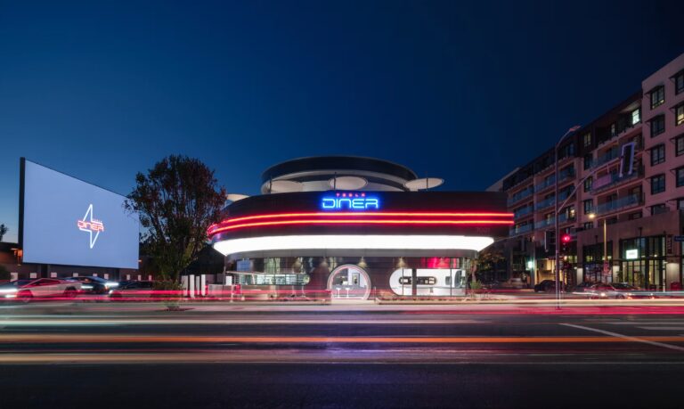 80 000 burgers et 1 million de dollars : Le pari fou du Tesla Diner est déjà un jackpot !