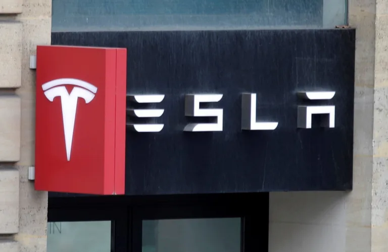 Tesla en 2025 : Un chiffre d&rsquo;affaires record de 70 milliards de dollars malgré un marché américain en berne