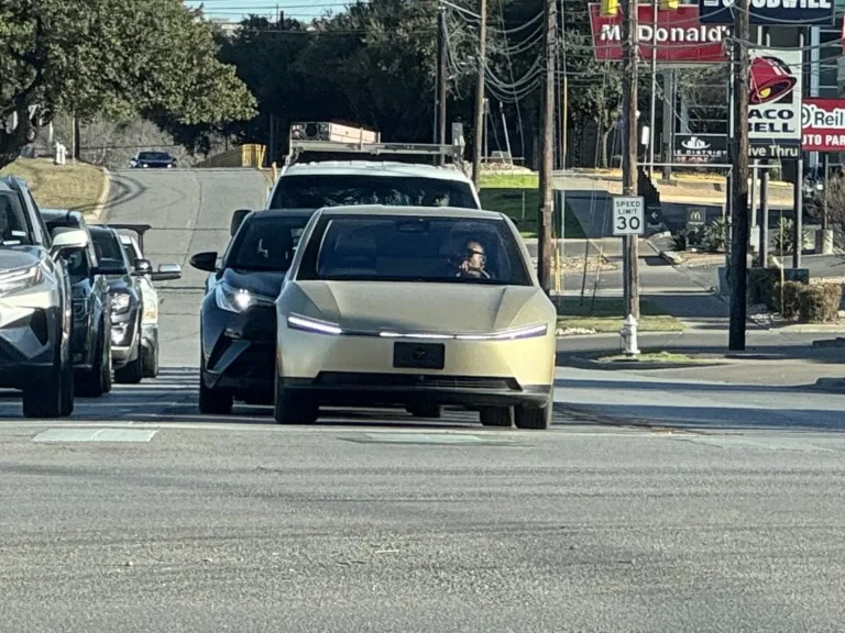 Tesla Cybercab : Le futur « sans rétroviseurs » s&rsquo;intensifie dans les rues d&rsquo;Austin