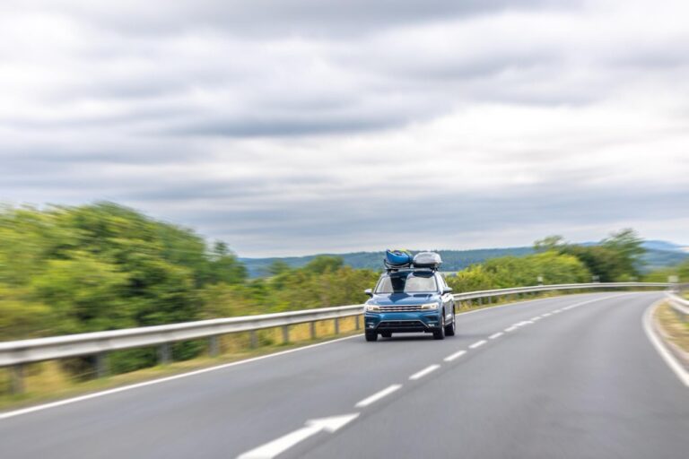 Voyager en électrique sur autoroute : comment gérer la recharge et le péage ?