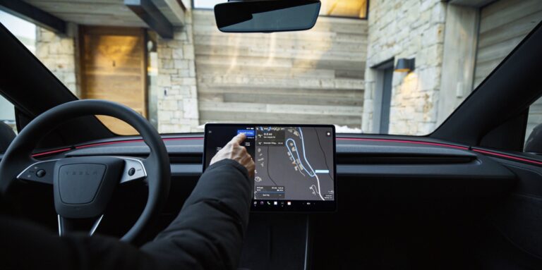 Tesla lève le voile : 12,4 % d&rsquo;adoption pour le FSD et un cap symbolique franchi