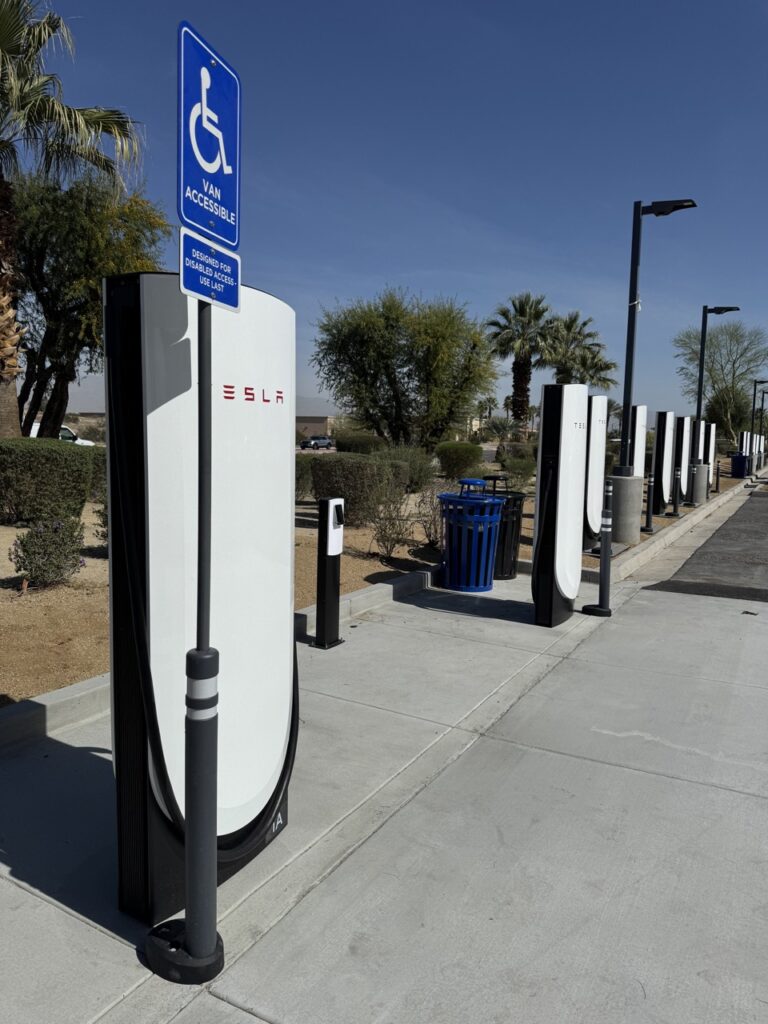 Nouveau: Tesla installe un terminal de paiement indépendant sur une station Supercharger