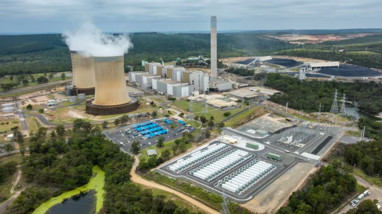 L’Australie franchit une nouvelle étape : La méga-batterie Tesla de 363 millions de dollars est opérationnelle