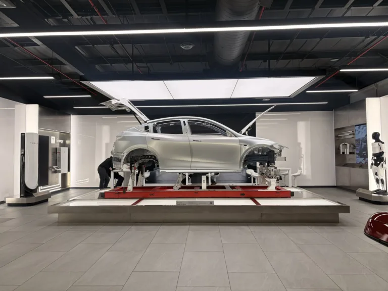 Tesla échappe à l&rsquo;interdiction de vente en Californie : Une victoire sous conditions
