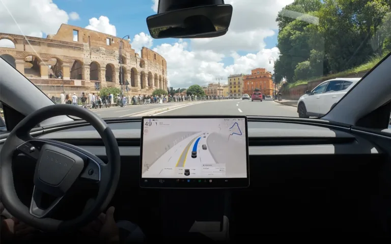 Interface Tesla FSD en circulation urbaine européenne homologation 2026