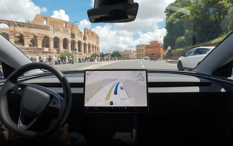 Interface Tesla FSD en circulation urbaine européenne homologation 2026