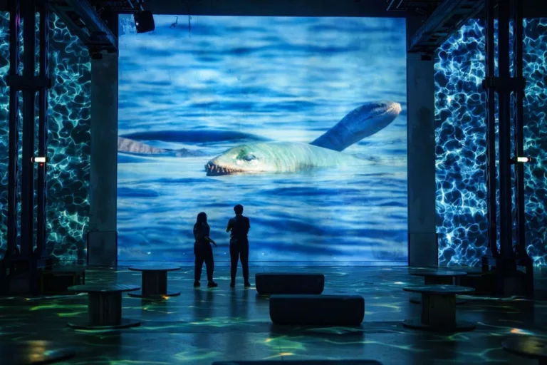 Jurassique Lumineux : Une Immersion en Famille à l’Atelier des Lumières