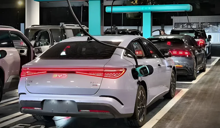BYD pulvérise les records : une recharge « Flash » de 1500 kW en test, trois fois plus puissante que le Tesla V4