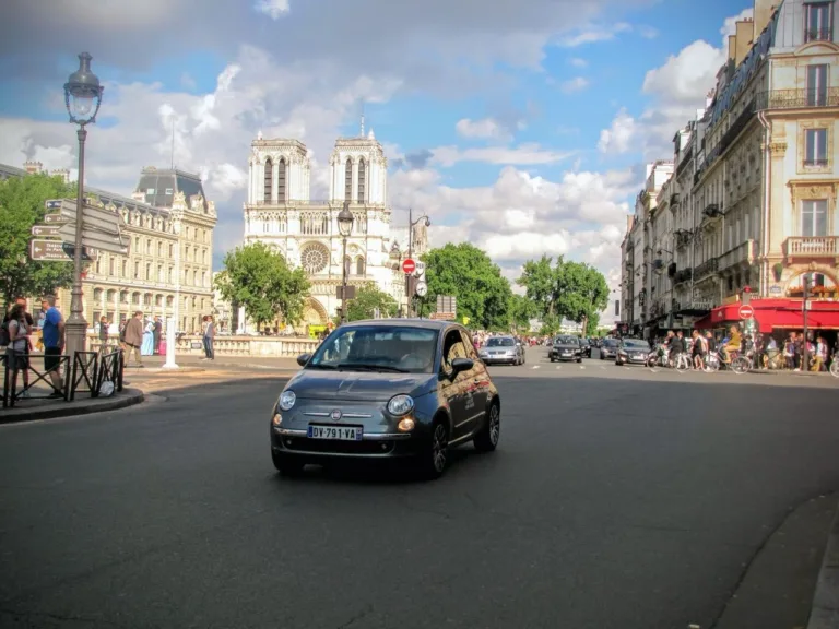 La location de véhicule est-elle une solution pertinente pour se déplacer facilement à Paris ?