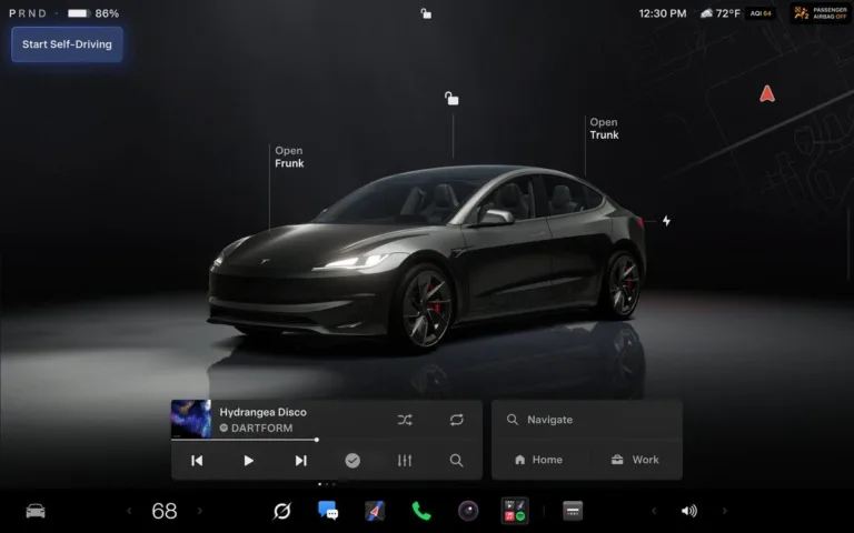 Écran central d'une Tesla affichant la voiture et le lecteur multimédia