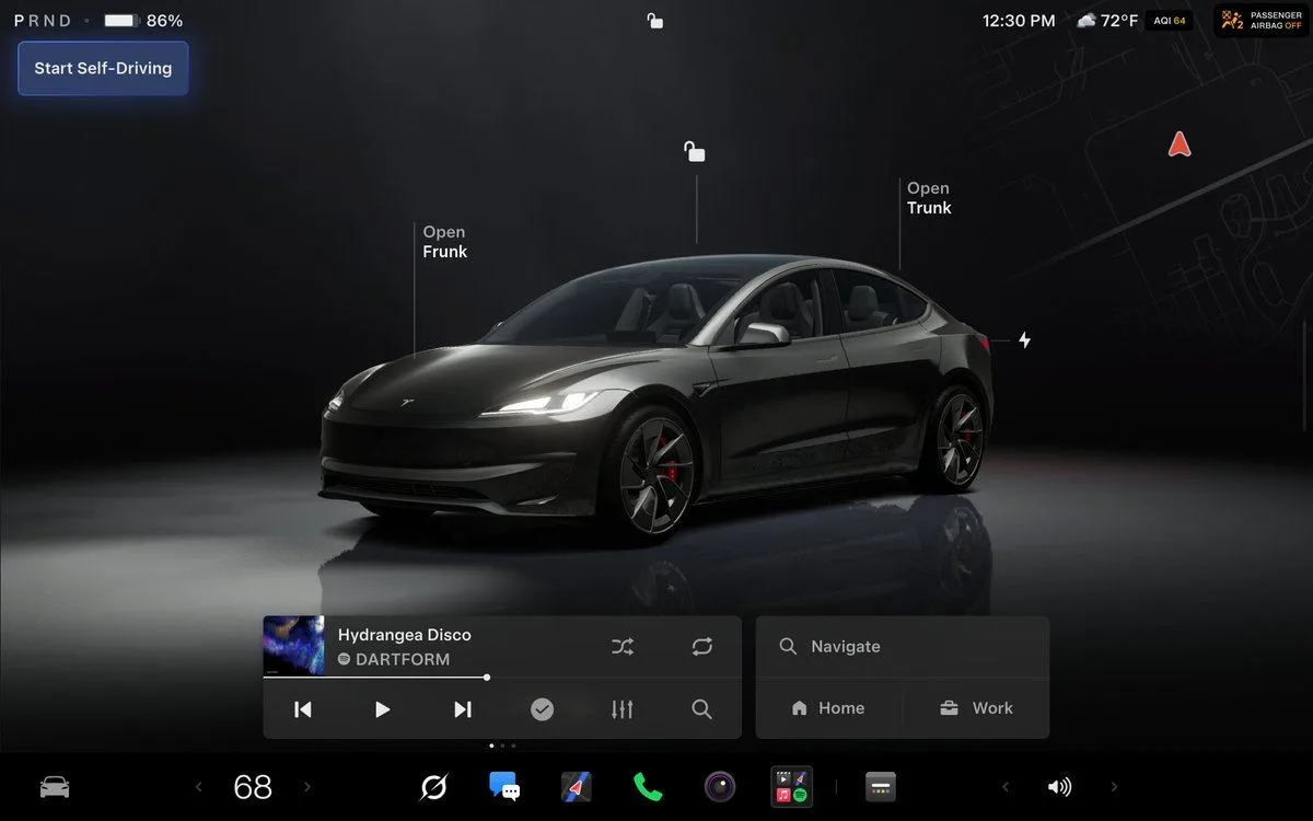 Écran central d'une Tesla affichant la voiture et le lecteur multimédia