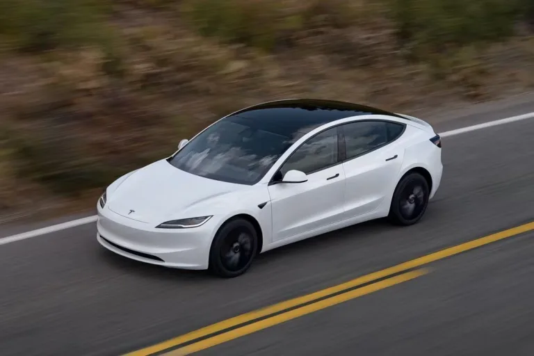 Tesla Model 3 blanche roulant sur une route