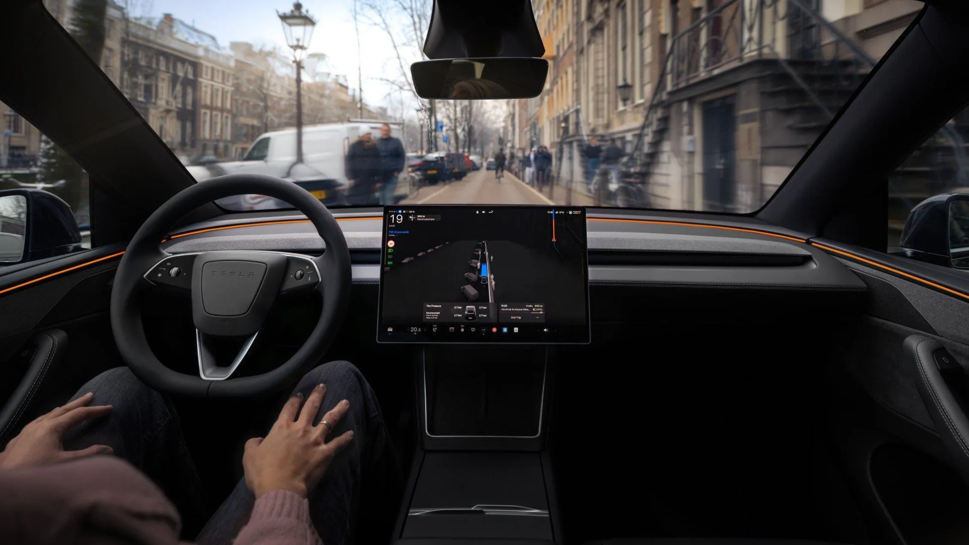 Tesla en conduite assistée (FSD) dans une rue des Pays-Bas, vue de l'habitacle