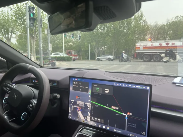 Tesla FSD v14 vs Xpeng VLA 2.0 : le duel de la conduite autonome, point en septembre 2026