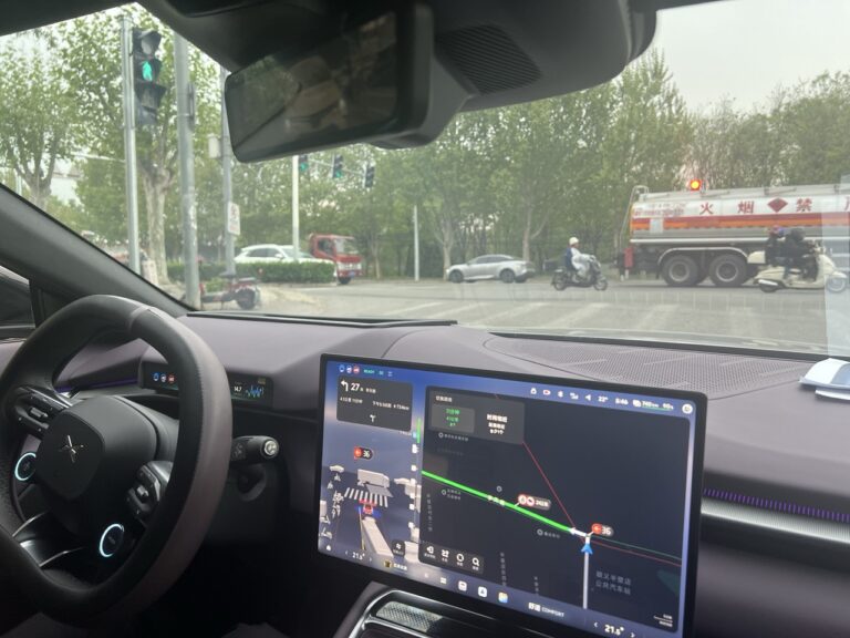 Tesla FSD v14 vs Xpeng VLA 2.0 : le grand duel de la conduite autonome en 2026