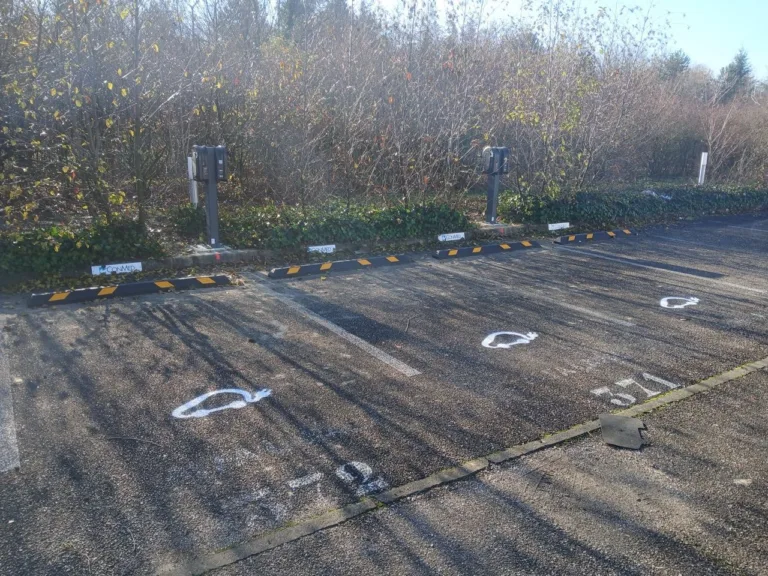 Borne de recharge en Auvergne-Rhône-Alpes : pourquoi confier votre projet à Fauché Centre Est