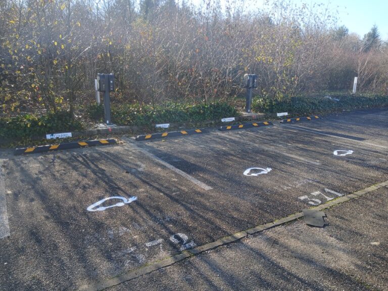 Borne de recharge en Auvergne-Rhône-Alpes : pourquoi confier votre projet à Fauché Centre Est