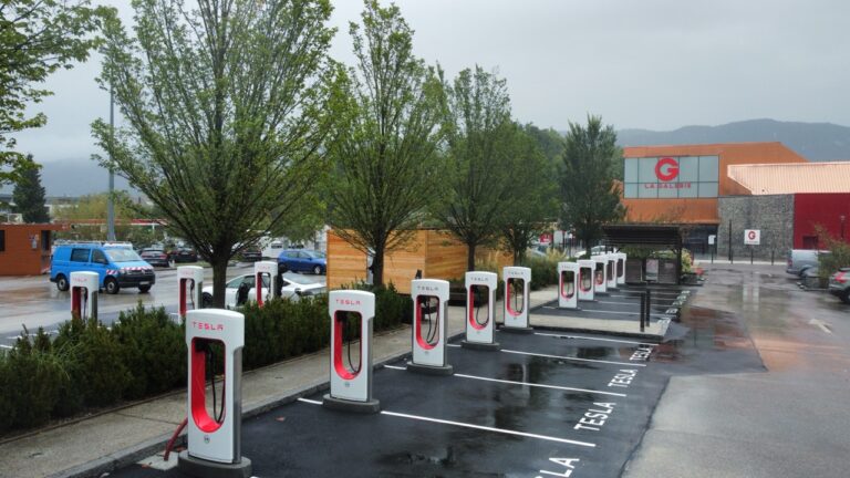 Superchargeurs Tesla envahis par les livreurs Amazon : le cri d&rsquo;alarme de la communauté