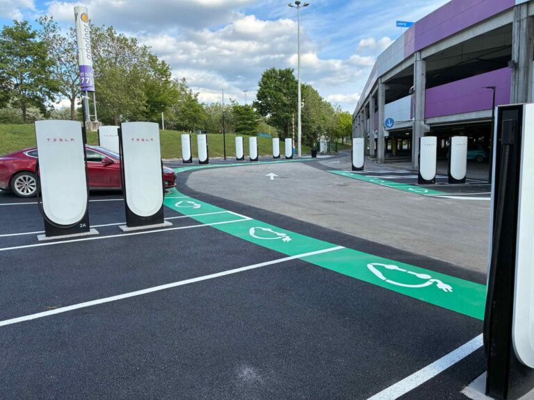Faut-il fermer les Superchargers Tesla aux autres marques ? La question qui divise la communauté