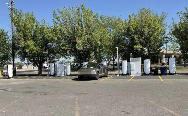 File d&rsquo;attente virtuelle au Superchargeur Tesla : bonne idée, mais ça va vraiment marcher en France ?