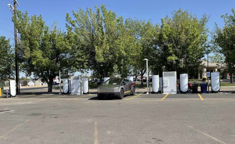 File d&rsquo;attente virtuelle au Superchargeur Tesla : bonne idée, mais ça va vraiment marcher en France ?
