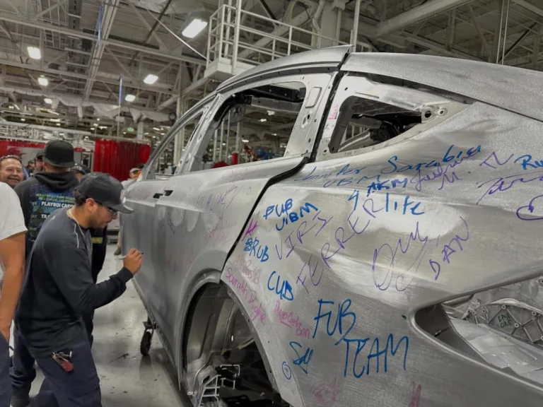 LA DERNIÈRE TESLA MODEL X VIENT DE QUITTER LA CHAÎNE — ET LES OUVRIERS LUI ONT DIT AU REVOIR
