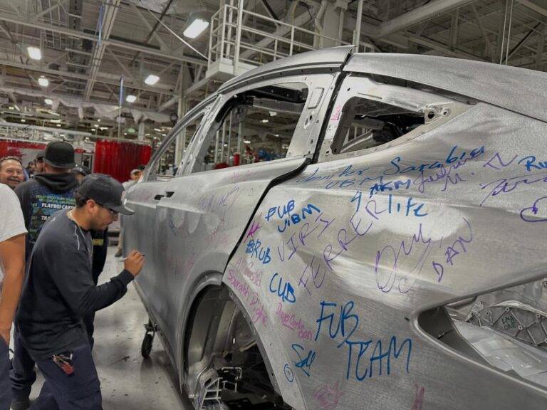 LA DERNIÈRE TESLA MODEL X VIENT DE QUITTER LA CHAÎNE — ET LES OUVRIERS LUI ONT DIT AU REVOIR