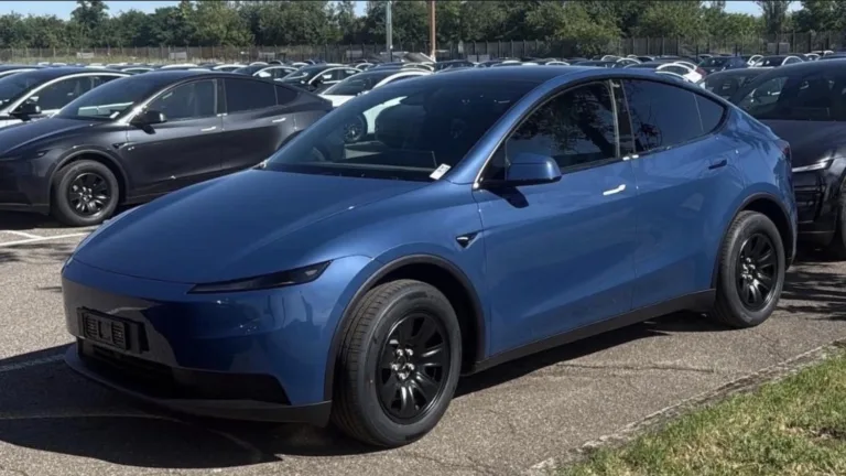 Tesla Model Y Standard en Bleu Côtier sur un parking