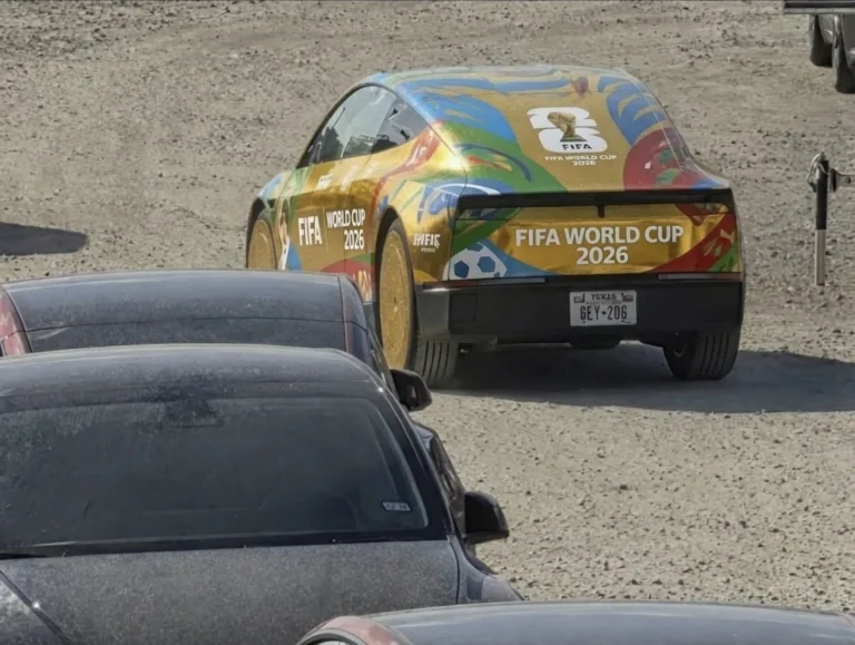 UN CYBERCAB AUX COULEURS DU MONDE Quand Tesla s&rsquo;invite au plus grand spectacle sportif de la planète — ou quand l&rsquo;IA invente le futur