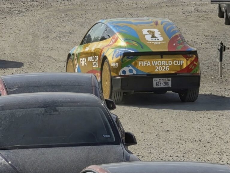 UN CYBERCAB AUX COULEURS DU MONDE Quand Tesla s&rsquo;invite au plus grand spectacle sportif de la planète — ou quand l&rsquo;IA invente le futur