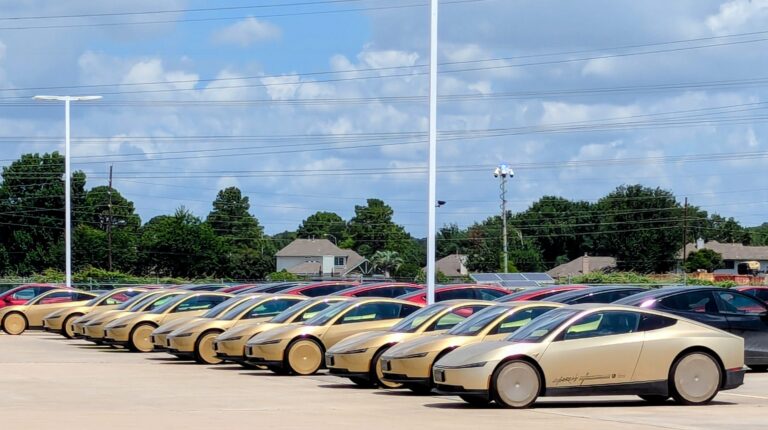 Ces parkings américains qui se transforment en dépôts secrets de Cybercab