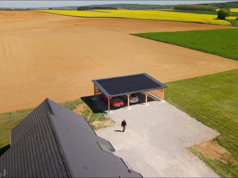 Ombrières photovoltaïques : Face aux géants de l’aluminium, le pari du sur-mesure en bois artisanal