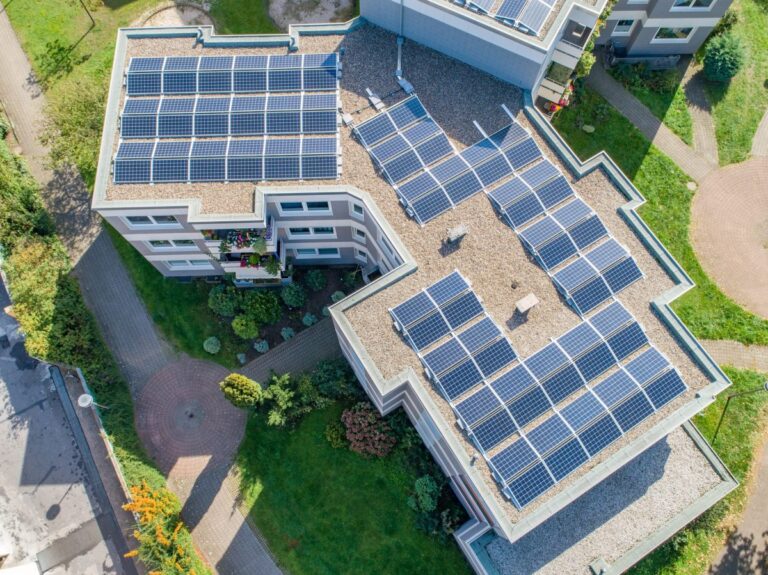 Quand les foncières deviennent productrices d&rsquo;énergie : plongée dans le nouveau modèle des SCPI « à double revenu »