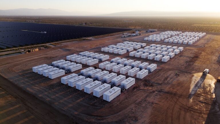 Tesla frappe un grand coup à l&rsquo;international : jusqu&rsquo;à 3 milliards de dollars de Megapack avec Esyasoft