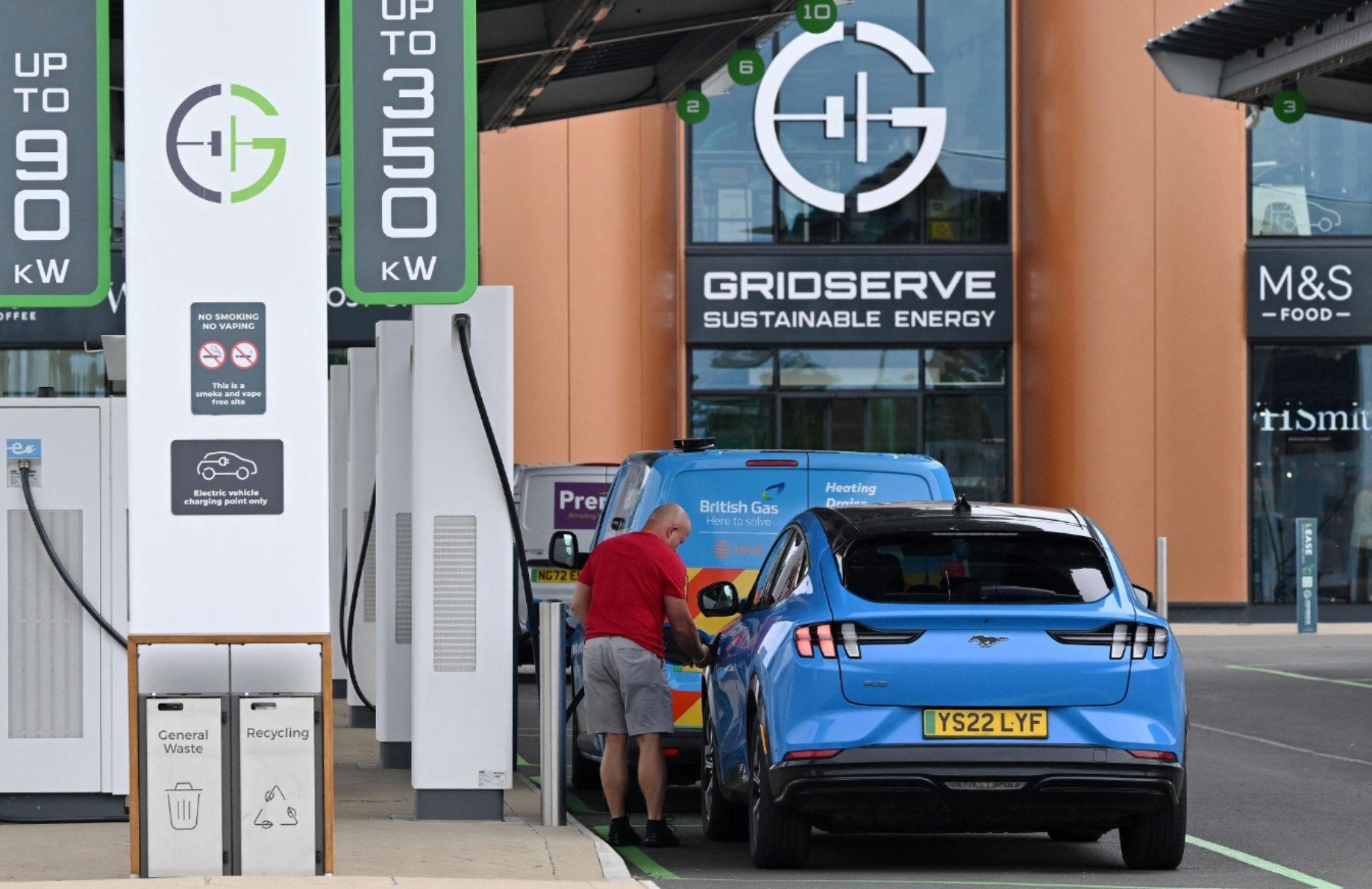 Taxe kilométrique sur les voitures électriques : le Royaume-Uni ouvre la voie, la France doit-elle suivre ?