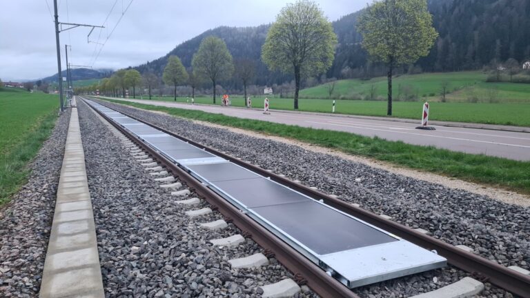 La Suisse transforme ses rails en centrales solaires amovibles : comment ça marche, et qui commercialise déjà le procédé