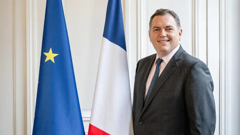 FSD Tesla : pourquoi la France dit « pas encore » à la conduite autonome supervisée