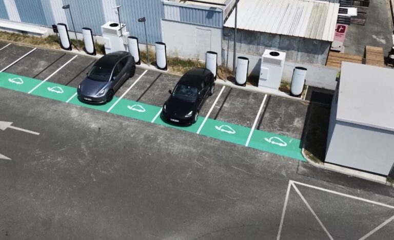 Devenir hôte d&rsquo;un Supercharger Tesla en marque blanche : le guide complet pour les propriétaires fonciers
