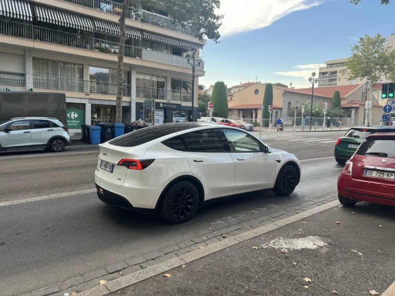 Confession Électrique : ces propriétaires qui effacent le logo Tesla — et le débat qu&rsquo;ils viennent de rouvrir