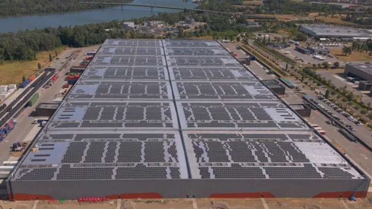 Photovoltaïque sur toiture logistique : Sunrock France muscle son portefeuille et généralise le stockage