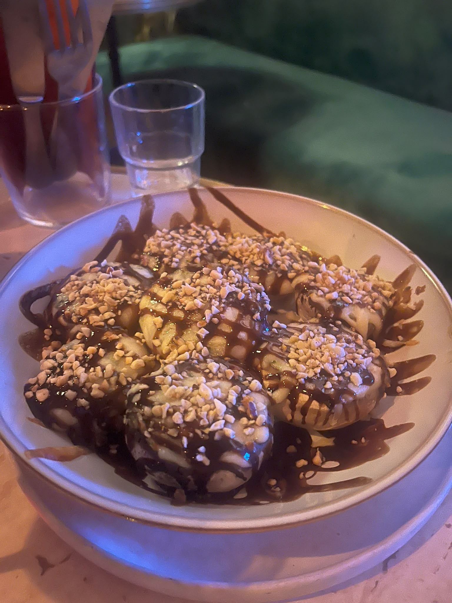 Dessert de bananes frites au chocolat et cacahuètes au Lennon Bastille